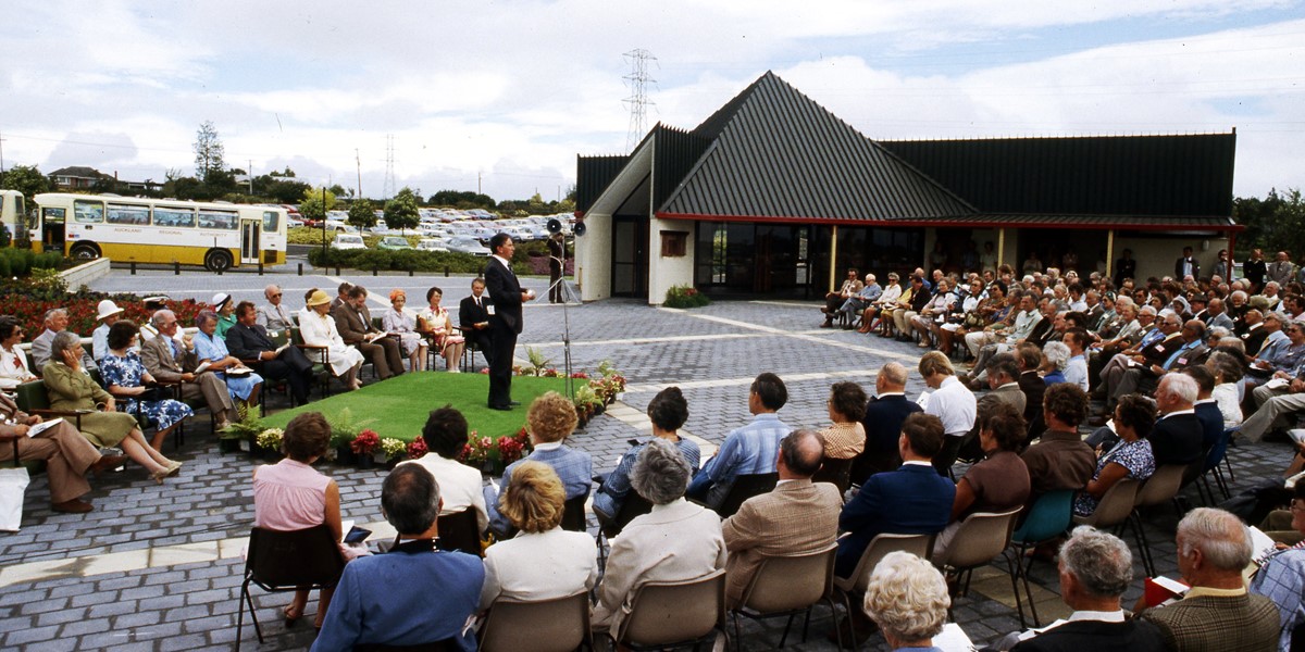 1982. Opening of the Auckland Botanic Gardens.